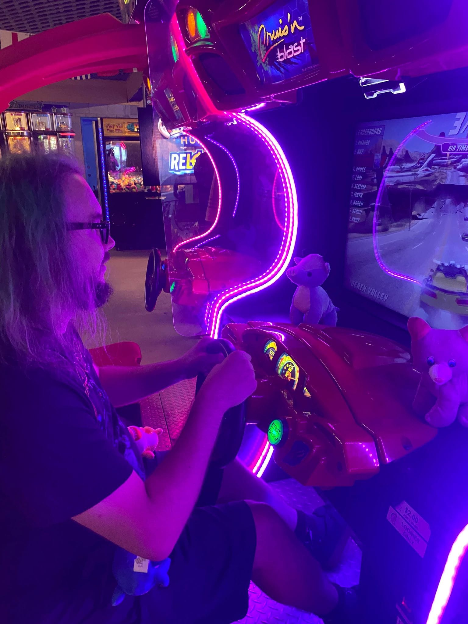 A man with green hair plays a modern driving game, Photo 12